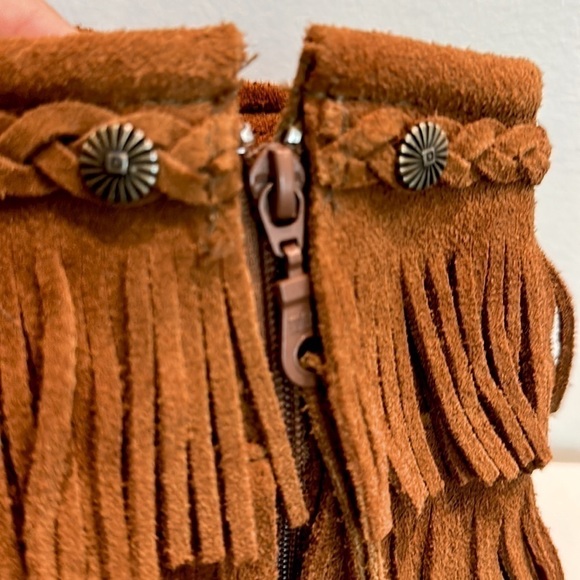 GIRLS Minnetonka suede fringe boots size 1Y - Picture 3 of 7